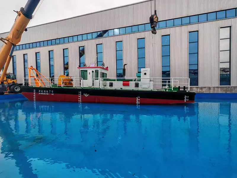 Monikäyttöinen ruoppaaja-työvene